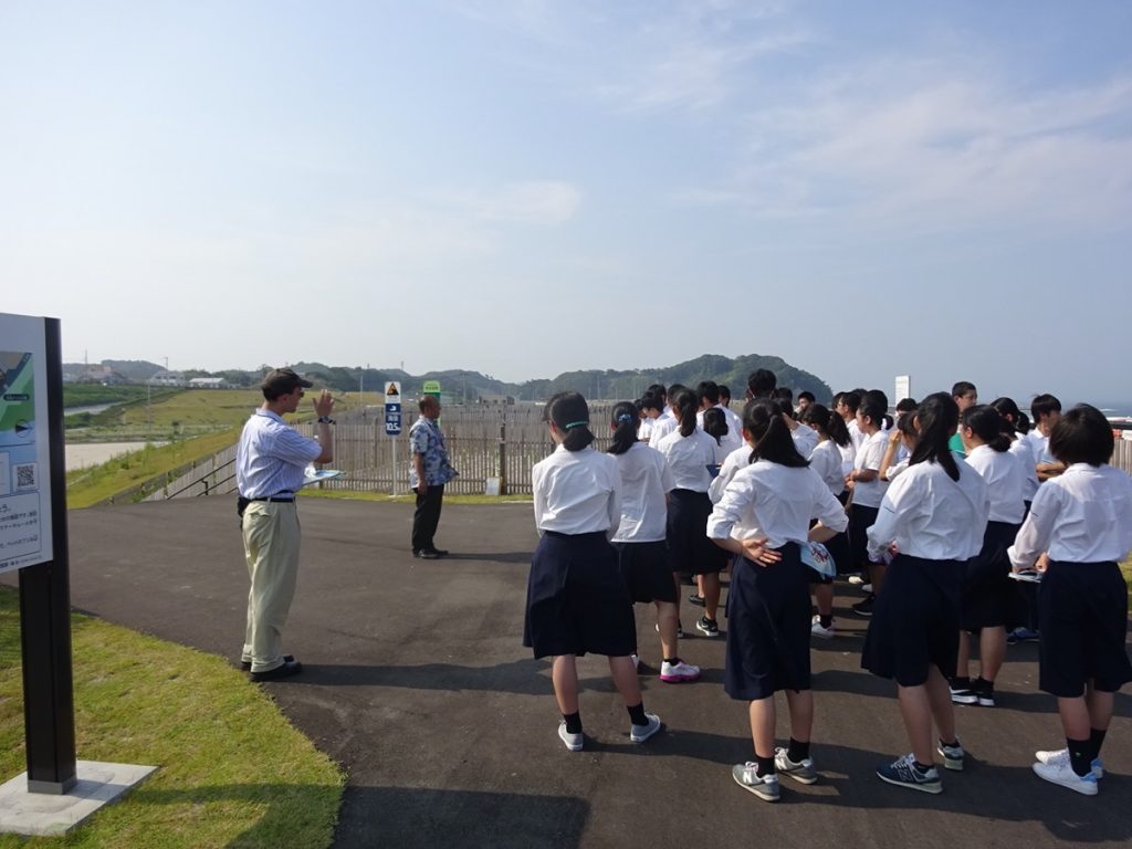津波被害地区を訪れた高校生たち