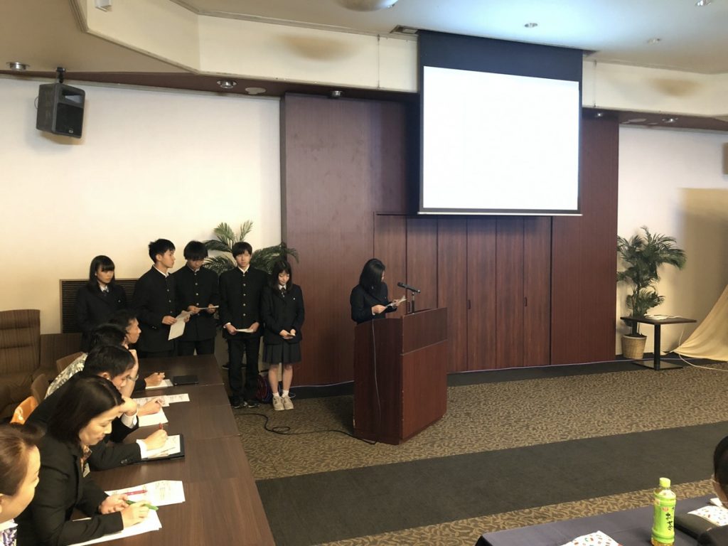 プレゼンをする高校生たち