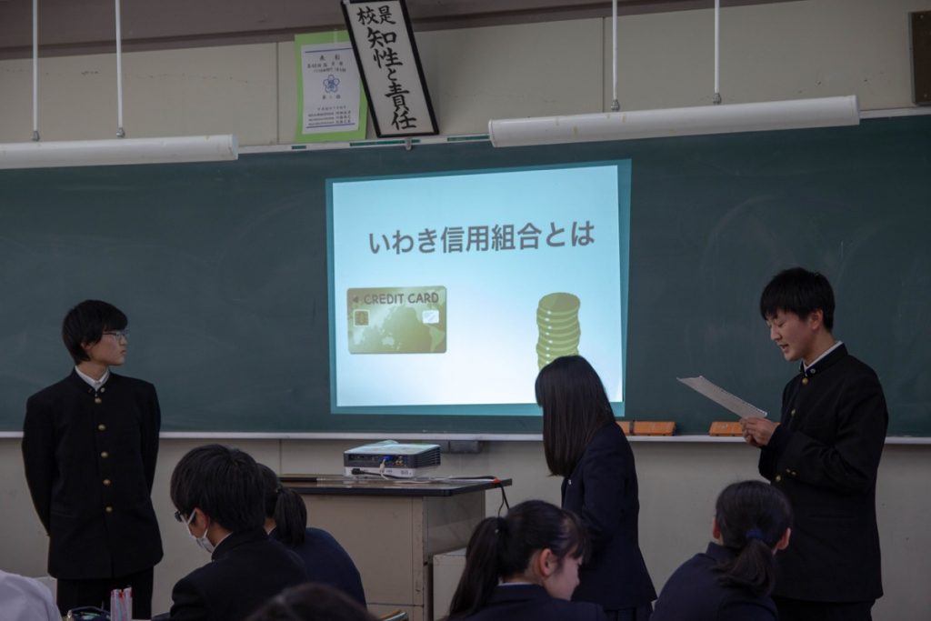 成果を報告する高校生たち