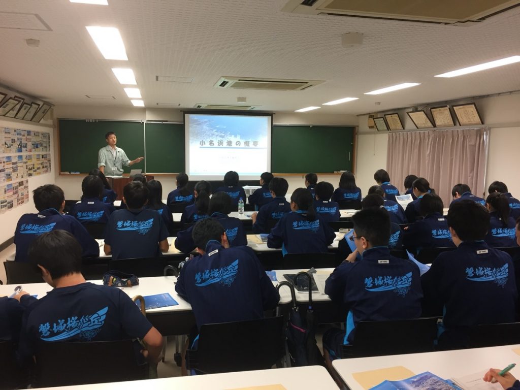 講義を聴く高校生たち