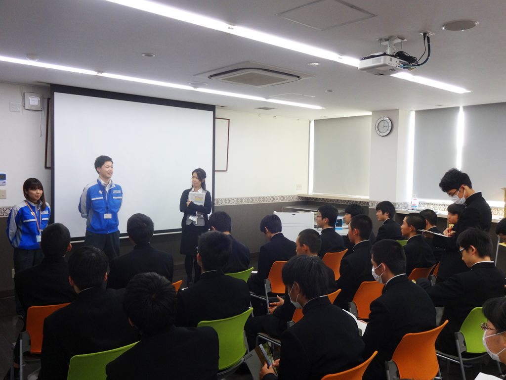 講義を聴く高校生たち