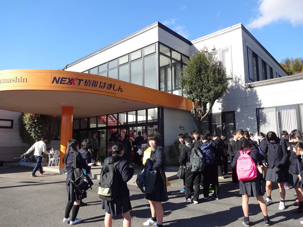 企業を訪問する高校生たち