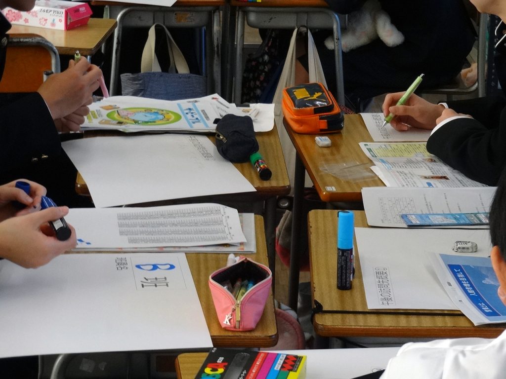 グループでシートをまとめる高校生たち