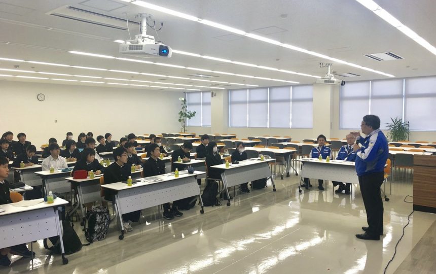 中小企業の経営者の講演を聴く高校生たち