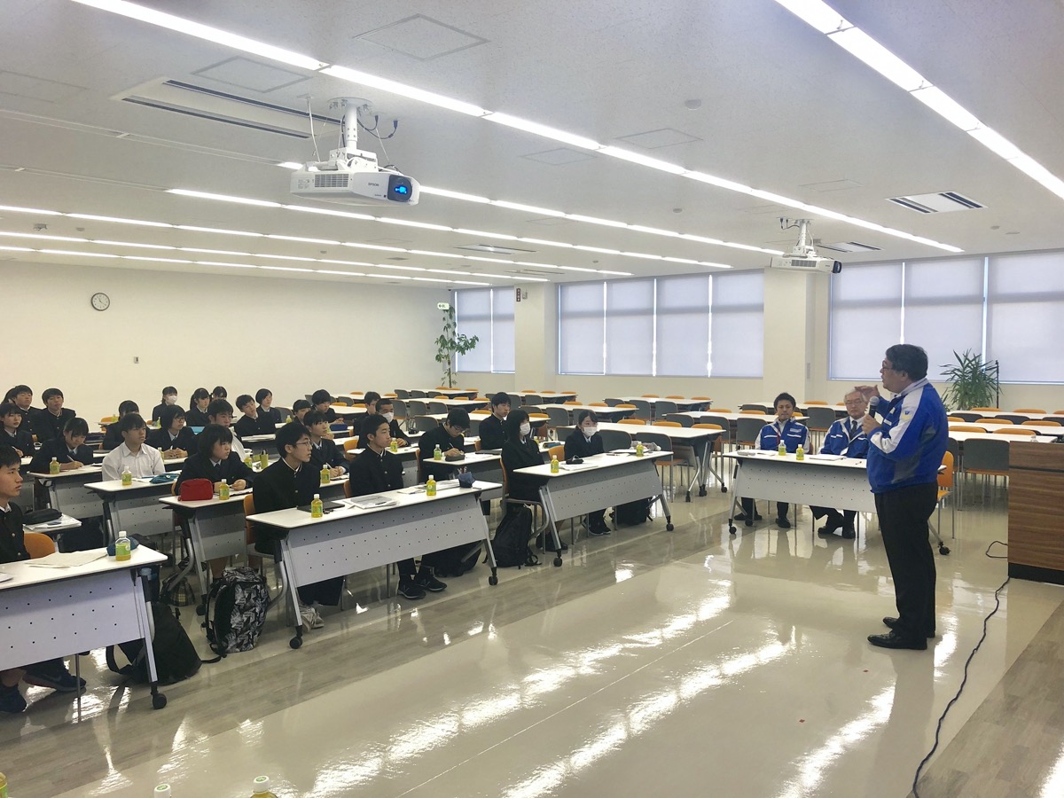 中小企業の経営者の講演を聴く高校生たち