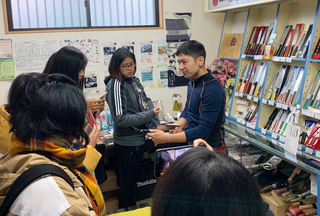 刃物店で話を聞く大学生たち