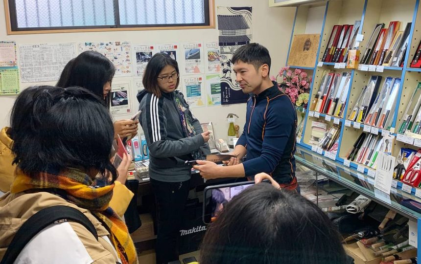 刃物店で話を聞く大学生たち