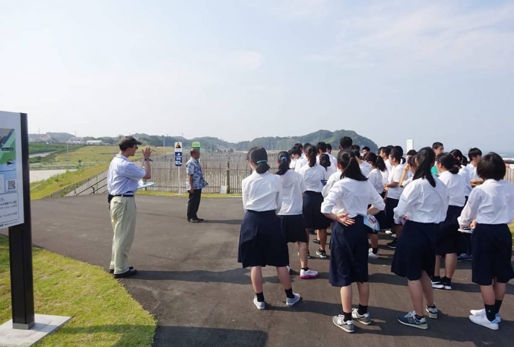 津波被害地区を訪れた高校生たち