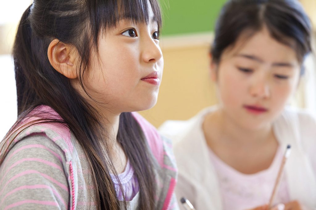 真剣な表情で話を聞く小学生