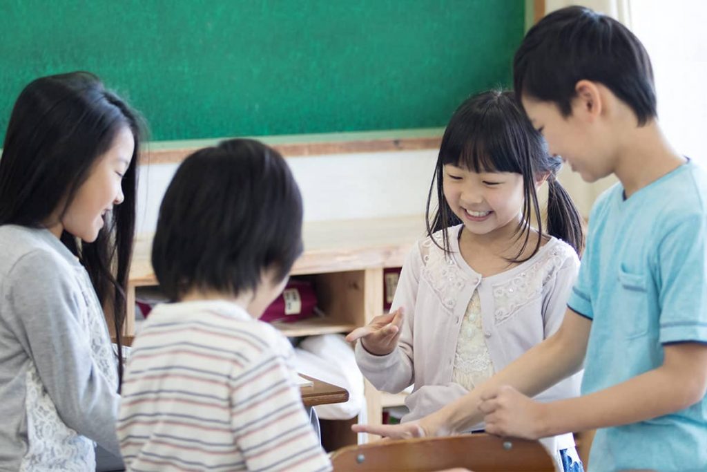 グループで話し合う小学生