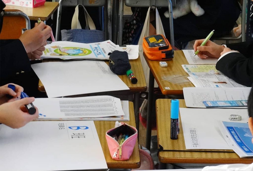 グループ学習する高校生たち