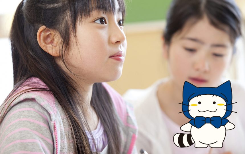 真剣な表情で話を聞く小学生