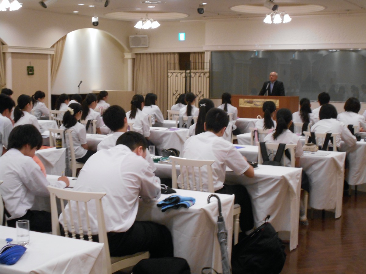 中小企業の経営者の講義を受ける高校生たち