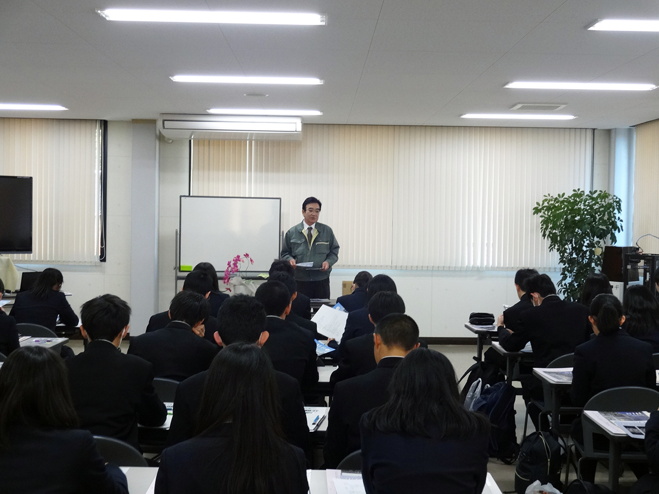 講義を聴く高校生たち