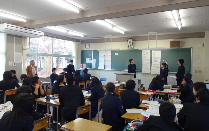 発表する高校生たち