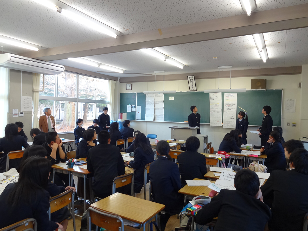 発表する高校生たち