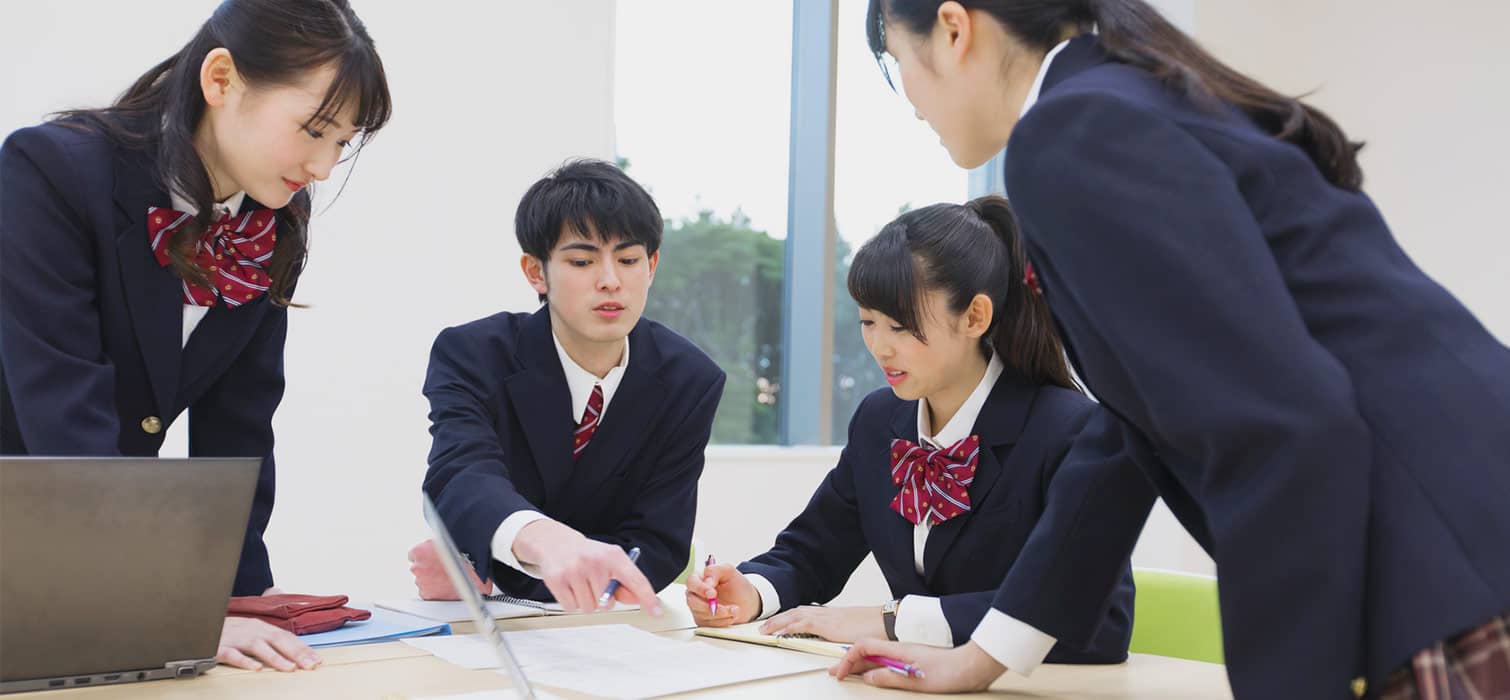 ディスカッションする高校生たち