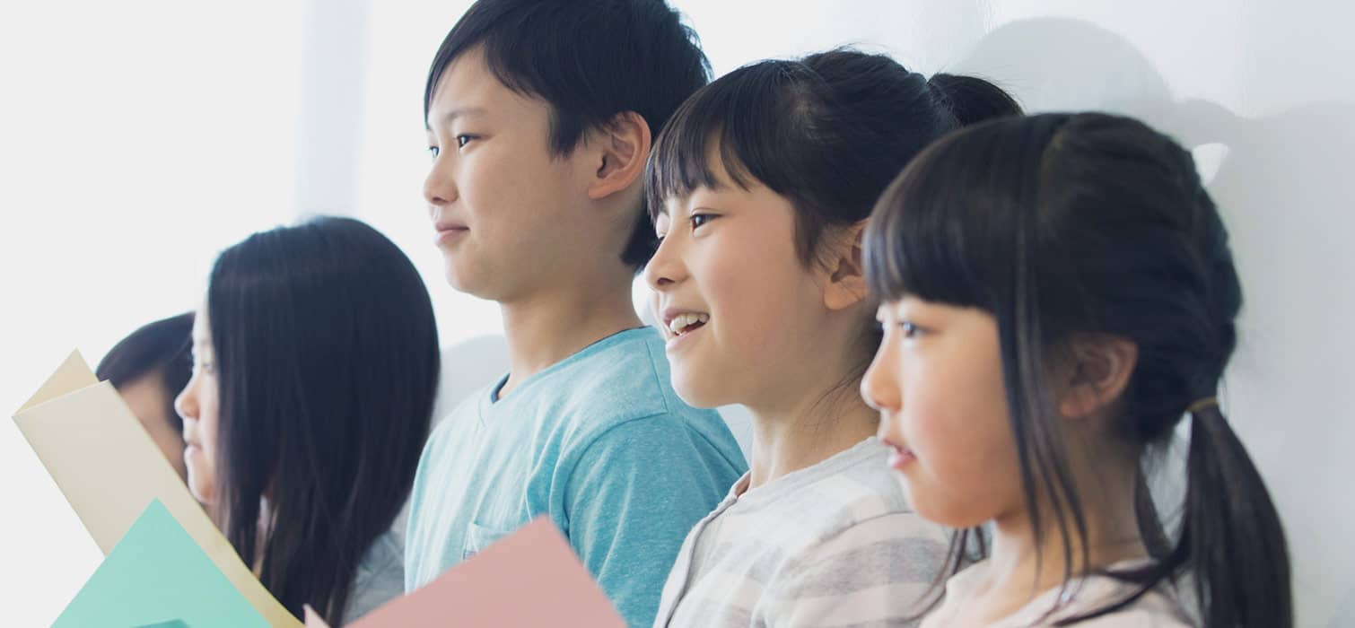 グループ発表する小学生たち